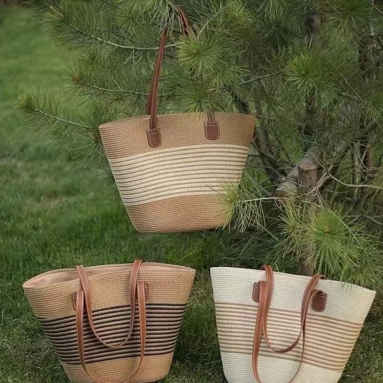 Torba tote s naramenicom preko ramena - materijal tkanina, presvlaka od slame, zatvaranje kapom, proljeće 2025