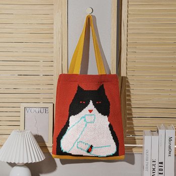 Polüesterist knitsitud kott, jaapani stiilis karikatuuride järgi, vertikaalne ruutu kuju, avatud ülaosaga, välis avatud tasku, topelt õlarihmad, polüestervooder, keskmine kõvadus