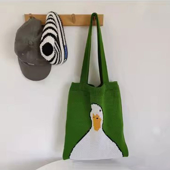 Polüesterist knitsitud kott, jaapani stiilis karikatuuride järgi, vertikaalne ruutu kuju, avatud ülaosaga, välis avatud tasku, topelt õlarihmad, polüestervooder, keskmine kõvadus