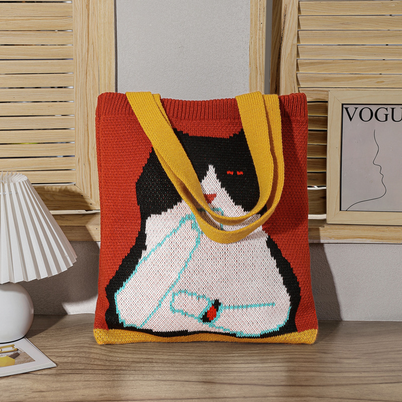 Polüesterist knitsitud kott, jaapani stiilis karikatuuride järgi, vertikaalne ruutu kuju, avatud ülaosaga, välis avatud tasku, topelt õlarihmad, polüestervooder, keskmine kõvadus