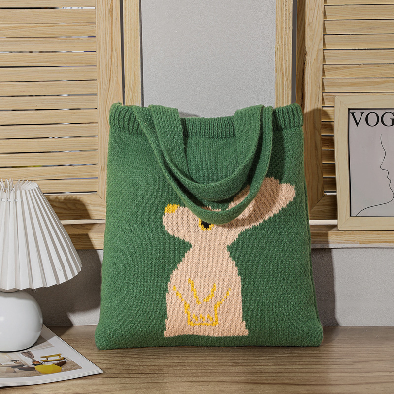 Polüesterist knitsitud kott, jaapani stiilis karikatuuride järgi, vertikaalne ruutu kuju, avatud ülaosaga, välis avatud tasku, topelt õlarihmad, polüestervooder, keskmine kõvadus