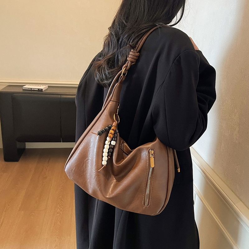 Naiste tote kott, linnalise minimalistliku stiiliga, PU nahk, polüestri vooder, tõmblukk avamine, sisemine tõmblukuga tasku, horisontaalne ruudu kuju, üks õlarihm, sobib crossbody kasutamiseks, sügisel 2025 väljaanne