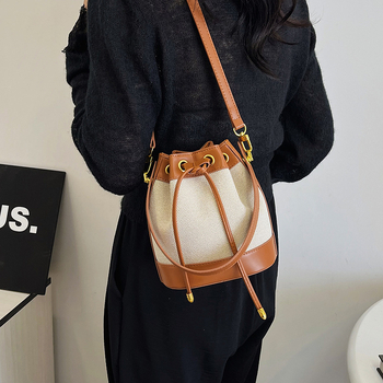 Sievietēm paredzēta kanna tipa soma, kokvilnas un lina materiāls, aizvērums auklai, iekšējā kabata ar rāvējslēdzēju, poliesteres oderė