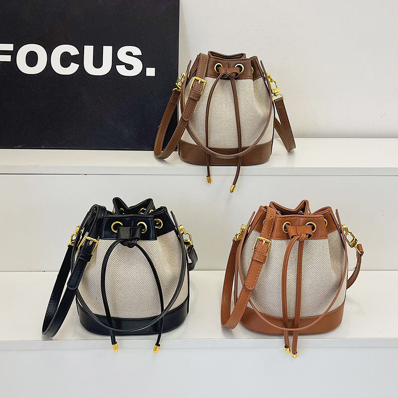 Sievietēm paredzēta kanna tipa soma, kokvilnas un lina materiāls, aizvērums auklai, iekšējā kabata ar rāvējslēdzēju, poliesteres oderė