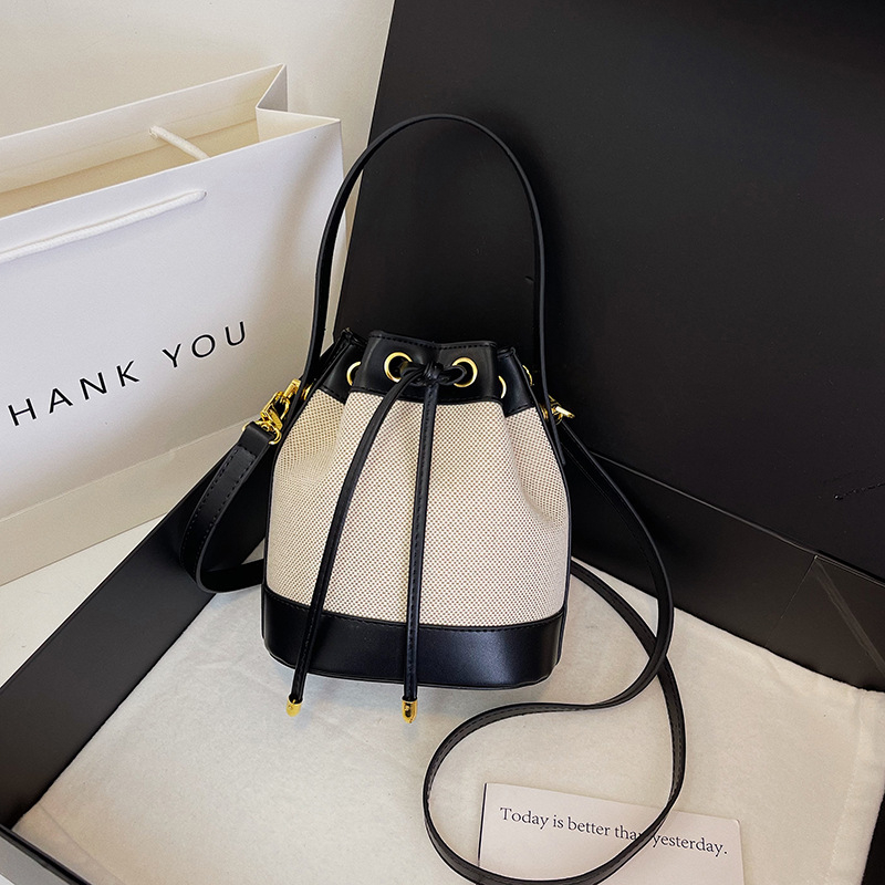 Sievietēm paredzēta kanna tipa soma, kokvilnas un lina materiāls, aizvērums auklai, iekšējā kabata ar rāvējslēdzēju, poliesteres oderė