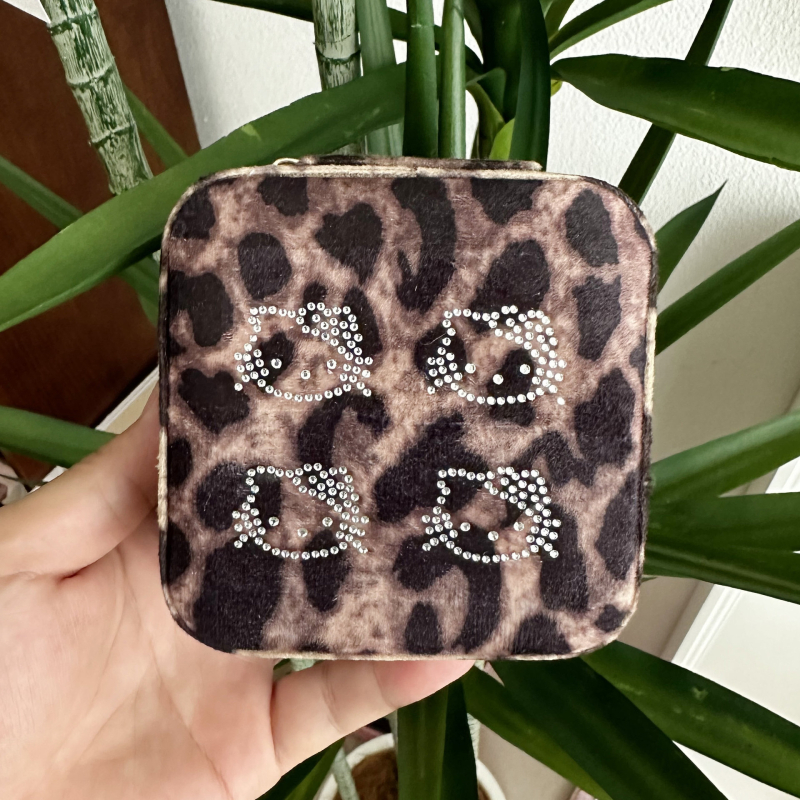 Kutija za nakit s leopard uzorkom od velura, zatvarač i odjeljci, stolni organizator, plastična konstrukcija