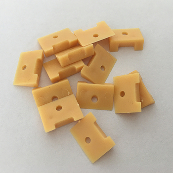 Дървен стенен часовник — хардуер за заден закопчалник и горна пластмасова закопчалка със винтове; корпус: пластмаса; механизъм: частици; персонализиране на обработката; лицензиран частен етикет