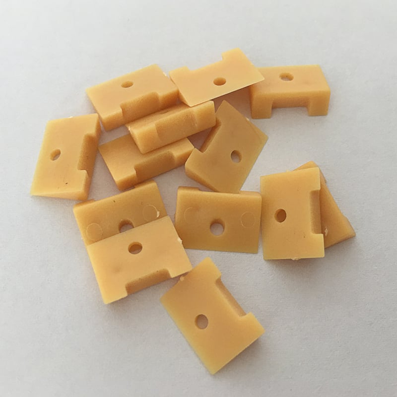 Дървен стенен часовник — хардуер за заден закопчалник и горна пластмасова закопчалка със винтове; корпус: пластмаса; механизъм: частици; персонализиране на обработката; лицензиран частен етикет