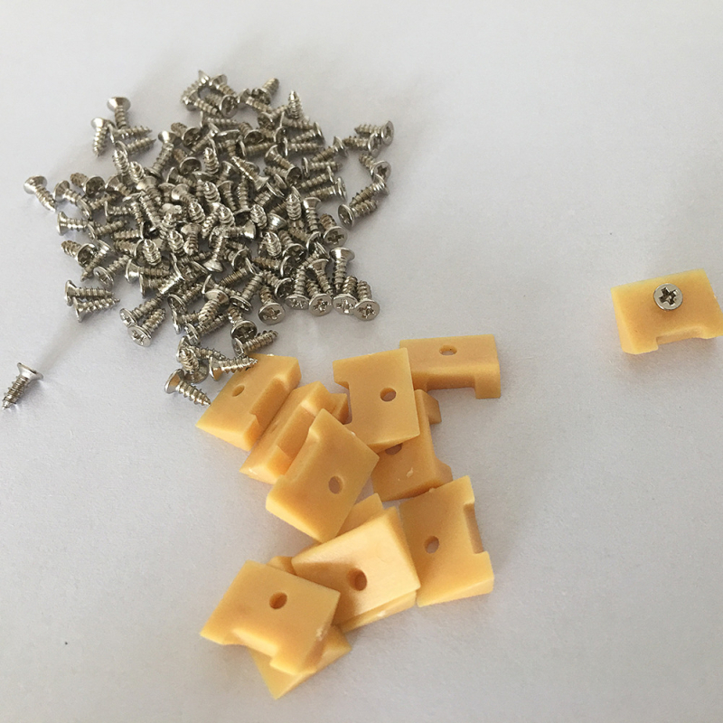 Дървен стенен часовник — хардуер за заден закопчалник и горна пластмасова закопчалка със винтове; корпус: пластмаса; механизъм: частици; персонализиране на обработката; лицензиран частен етикет