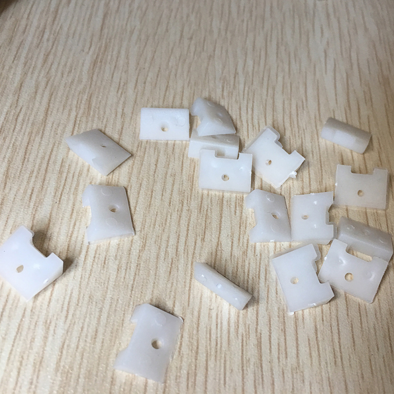 Дървен стенен часовник — хардуер за заден закопчалник и горна пластмасова закопчалка със винтове; корпус: пластмаса; механизъм: частици; персонализиране на обработката; лицензиран частен етикет