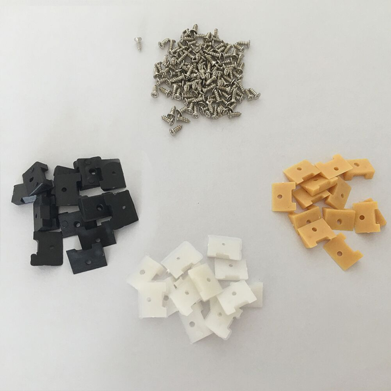 Дървен стенен часовник — хардуер за заден закопчалник и горна пластмасова закопчалка със винтове; корпус: пластмаса; механизъм: частици; персонализиране на обработката; лицензиран частен етикет