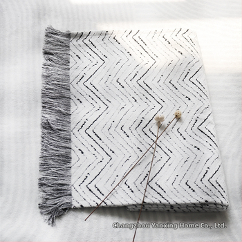 Puuvillane voodiäärne pleed Skandinaavia stiil, geomeetrilise abstraktsiooni mustriga, logoga trükitud, kohandatav, hotellikvaliteet.