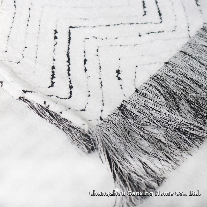 Puuvillane voodiäärne pleed Skandinaavia stiil, geomeetrilise abstraktsiooni mustriga, logoga trükitud, kohandatav, hotellikvaliteet.