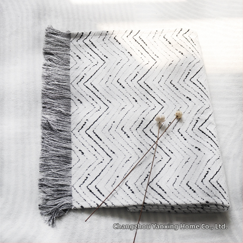 Puuvillane voodiäärne pleed Skandinaavia stiil, geomeetrilise abstraktsiooni mustriga, logoga trükitud, kohandatav, hotellikvaliteet.
