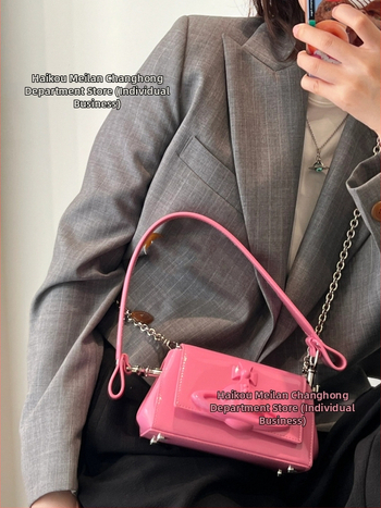 Natūralios odos pažastinė rankinė, horizontalaus kvadrato formos, raištelių užsegimas, nailoninis pamušalas, dvigubi pečių dirželiai