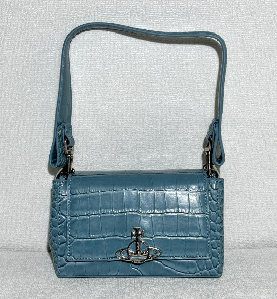 Natūralios odos pažastinė rankinė, horizontalaus kvadrato formos, raištelių užsegimas, nailoninis pamušalas, dvigubi pečių dirželiai