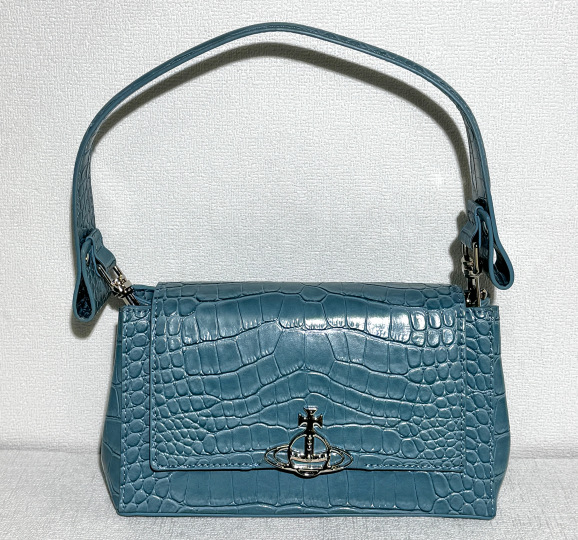 Natūralios odos pažastinė rankinė, horizontalaus kvadrato formos, raištelių užsegimas, nailoninis pamušalas, dvigubi pečių dirželiai