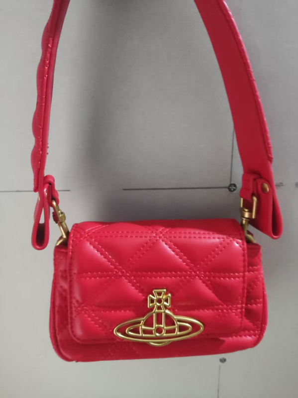 Natūralios odos pažastinė rankinė, horizontalaus kvadrato formos, raištelių užsegimas, nailoninis pamušalas, dvigubi pečių dirželiai