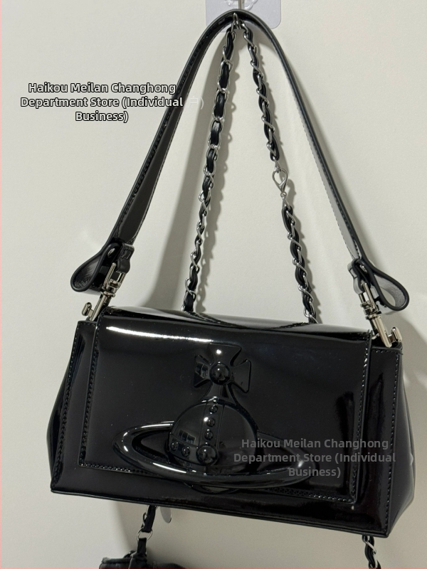 Natūralios odos pažastinė rankinė, horizontalaus kvadrato formos, raištelių užsegimas, nailoninis pamušalas, dvigubi pečių dirželiai