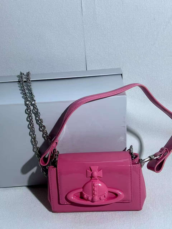 Natūralios odos pažastinė rankinė, horizontalaus kvadrato formos, raištelių užsegimas, nailoninis pamušalas, dvigubi pečių dirželiai