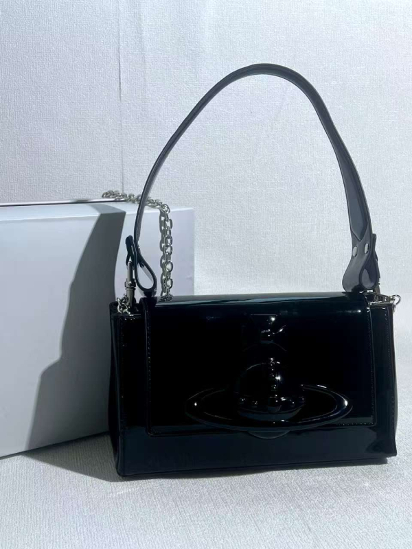 Natūralios odos pažastinė rankinė, horizontalaus kvadrato formos, raištelių užsegimas, nailoninis pamušalas, dvigubi pečių dirželiai