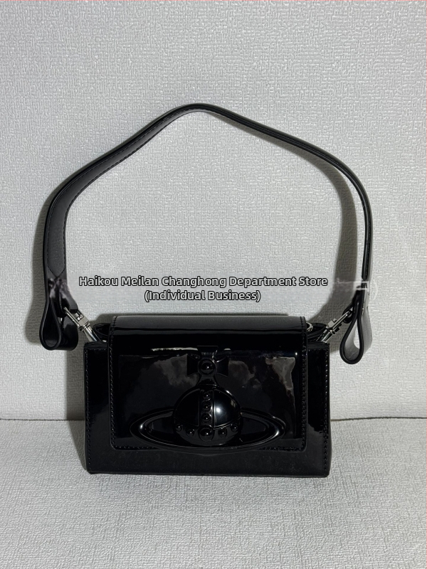 Natūralios odos pažastinė rankinė, horizontalaus kvadrato formos, raištelių užsegimas, nailoninis pamušalas, dvigubi pečių dirželiai