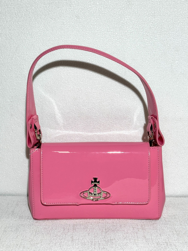 Natūralios odos pažastinė rankinė, horizontalaus kvadrato formos, raištelių užsegimas, nailoninis pamušalas, dvigubi pečių dirželiai