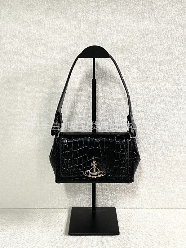 Natūralios odos pažastinė rankinė, horizontalaus kvadrato formos, raištelių užsegimas, nailoninis pamušalas, dvigubi pečių dirželiai