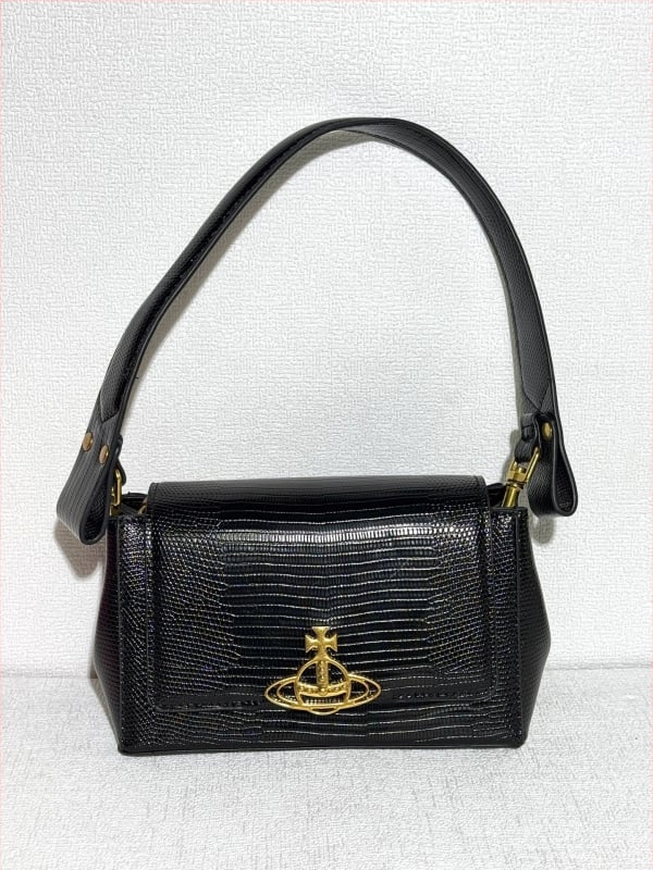 Natūralios odos pažastinė rankinė, horizontalaus kvadrato formos, raištelių užsegimas, nailoninis pamušalas, dvigubi pečių dirželiai