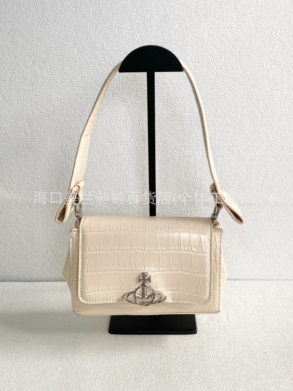 Natūralios odos pažastinė rankinė, horizontalaus kvadrato formos, raištelių užsegimas, nailoninis pamušalas, dvigubi pečių dirželiai