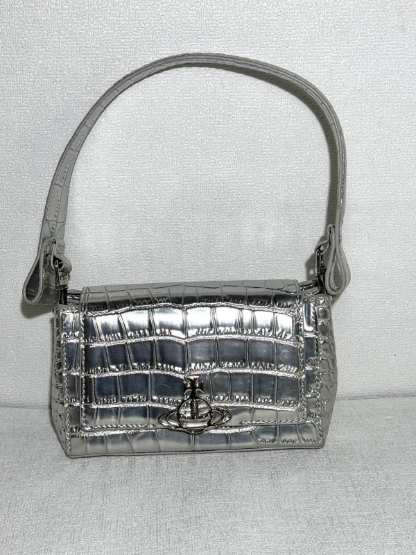 Natūralios odos pažastinė rankinė, horizontalaus kvadrato formos, raištelių užsegimas, nailoninis pamušalas, dvigubi pečių dirželiai