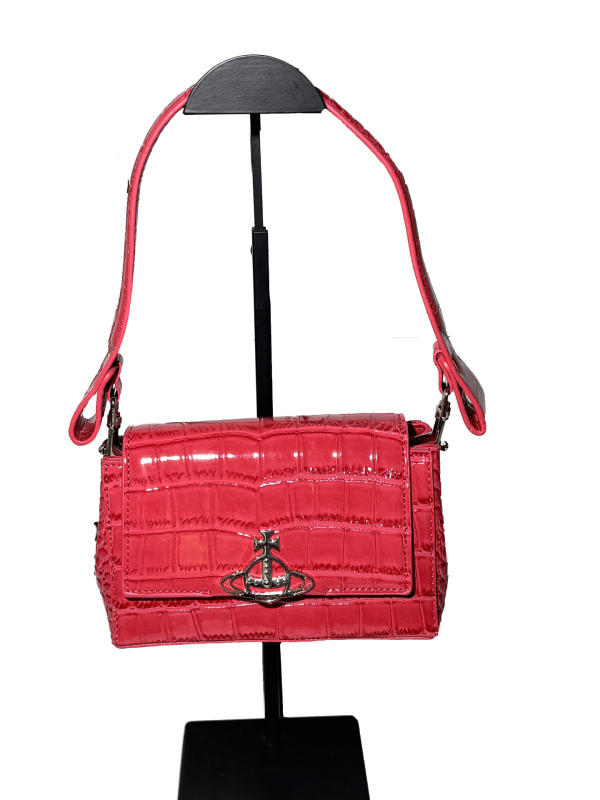 Natūralios odos pažastinė rankinė, horizontalaus kvadrato formos, raištelių užsegimas, nailoninis pamušalas, dvigubi pečių dirželiai