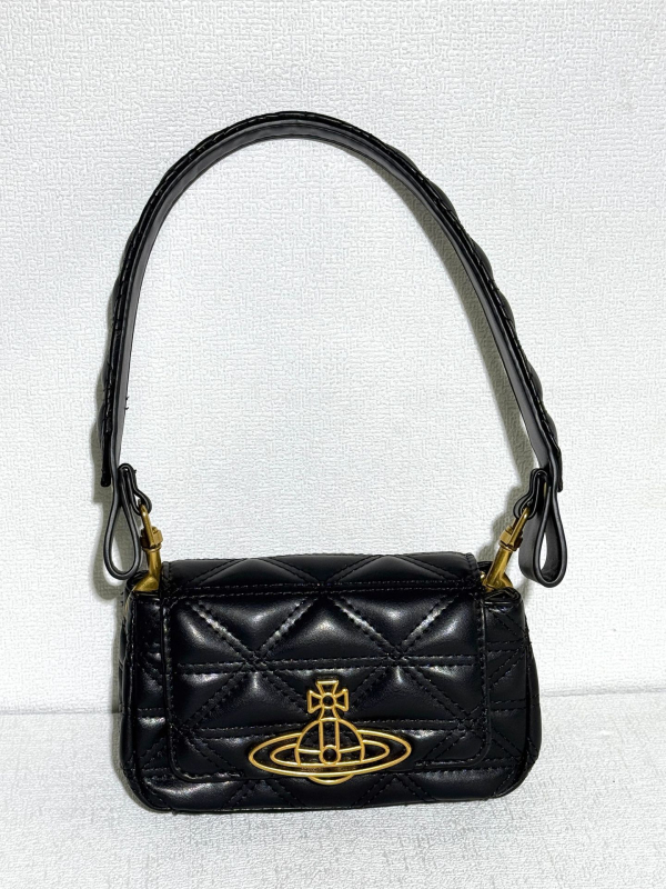 Natūralios odos pažastinė rankinė, horizontalaus kvadrato formos, raištelių užsegimas, nailoninis pamušalas, dvigubi pečių dirželiai