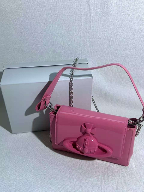 Natūralios odos pažastinė rankinė, horizontalaus kvadrato formos, raištelių užsegimas, nailoninis pamušalas, dvigubi pečių dirželiai