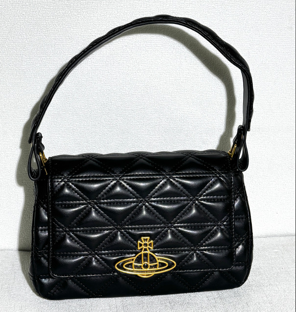 Natūralios odos pažastinė rankinė, horizontalaus kvadrato formos, raištelių užsegimas, nailoninis pamušalas, dvigubi pečių dirželiai