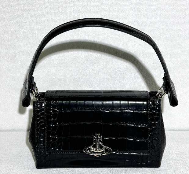 Natūralios odos pažastinė rankinė, horizontalaus kvadrato formos, raištelių užsegimas, nailoninis pamušalas, dvigubi pečių dirželiai