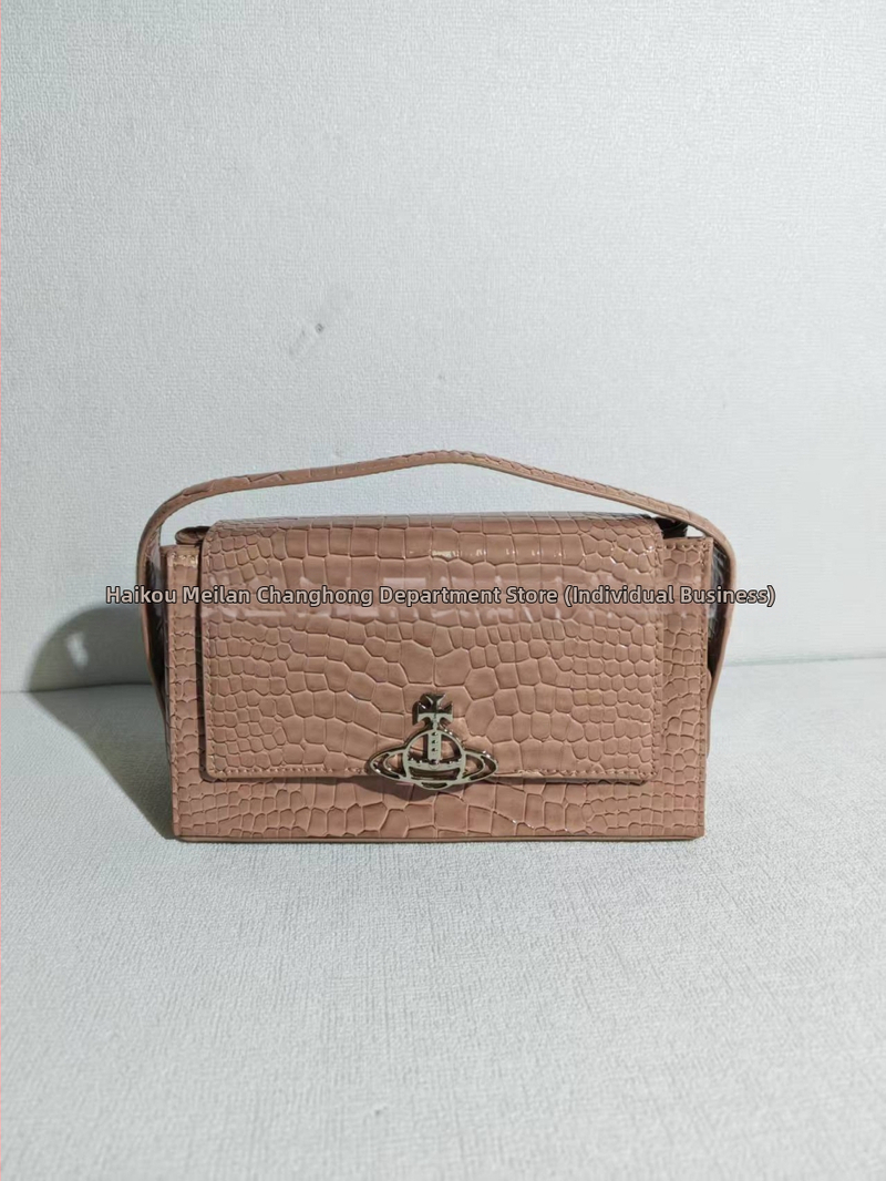 Natūralios odos pažastinė rankinė, horizontalaus kvadrato formos, raištelių užsegimas, nailoninis pamušalas, dvigubi pečių dirželiai