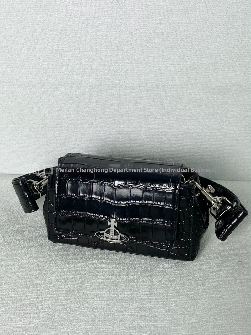 Natūralios odos pažastinė rankinė, horizontalaus kvadrato formos, raištelių užsegimas, nailoninis pamušalas, dvigubi pečių dirželiai