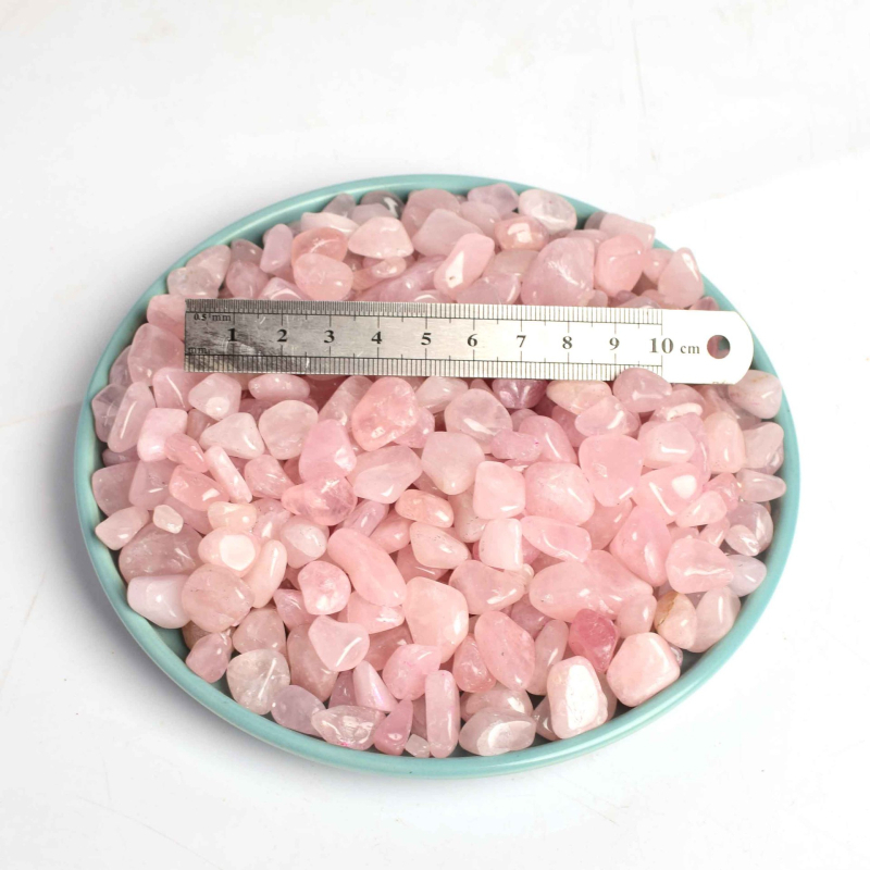 Ružičasti kvarcni šljunak – geometrijski dekorativni kamen za akvarij i krajinu; marka Eastern sea crystal; pakiranje karton; stil modernna jednostavnost; materijal ružičasti kvarc