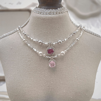 Ogrlica s umjetnim perlama; lanac s nizom perl; privjesak od majčine perle; otprilike 11 g