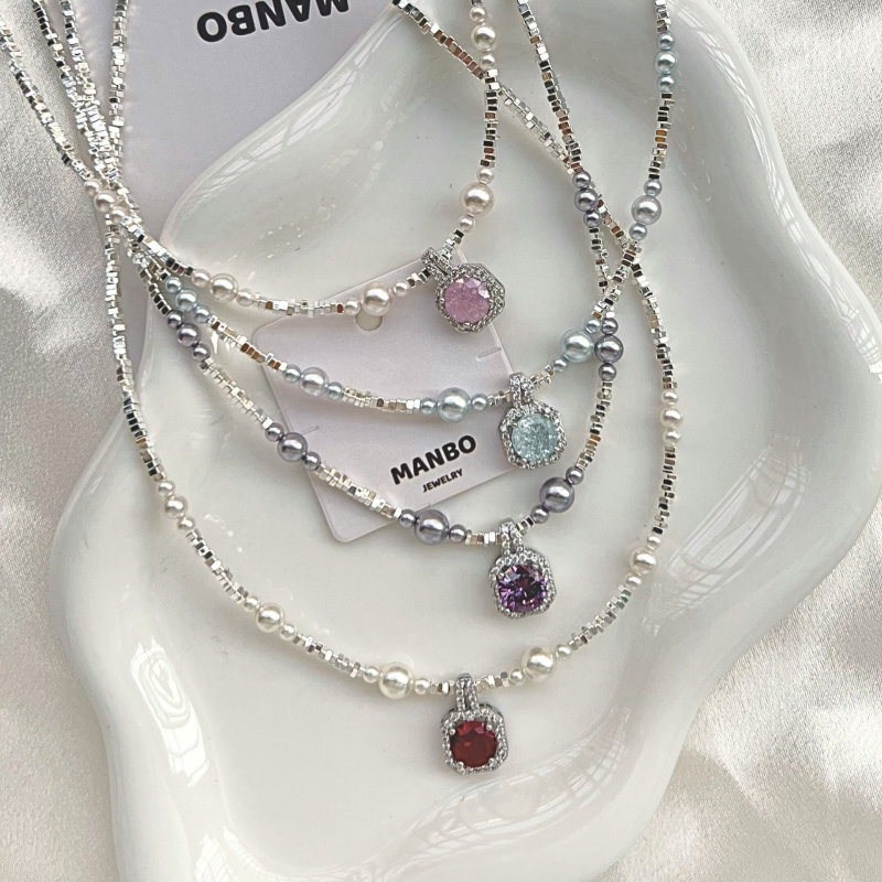 Ogrlica s umjetnim perlama; lanac s nizom perl; privjesak od majčine perle; otprilike 11 g