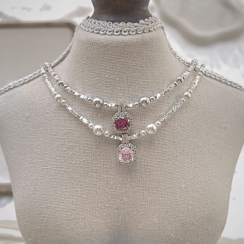 Ogrlica s umjetnim perlama; lanac s nizom perl; privjesak od majčine perle; otprilike 11 g