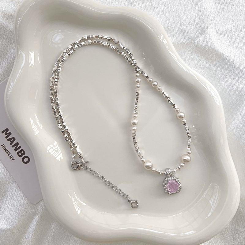 Ogrlica s umjetnim perlama; lanac s nizom perl; privjesak od majčine perle; otprilike 11 g