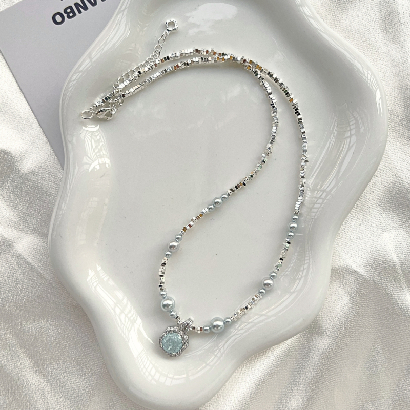 Ogrlica s umjetnim perlama; lanac s nizom perl; privjesak od majčine perle; otprilike 11 g