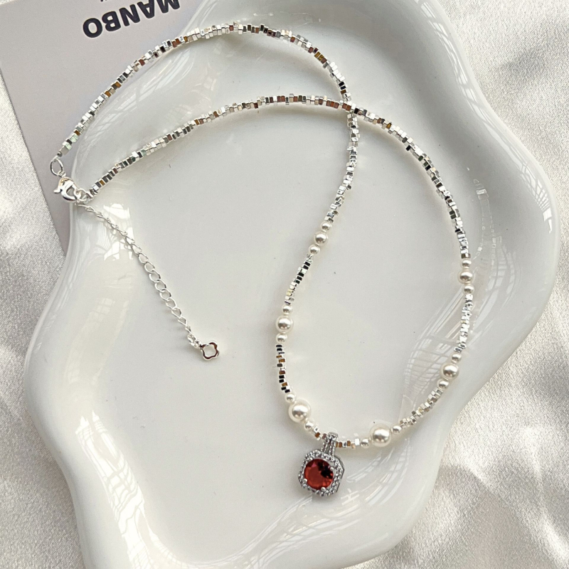 Ogrlica s umjetnim perlama; lanac s nizom perl; privjesak od majčine perle; otprilike 11 g