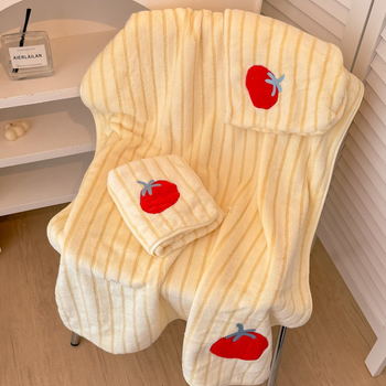 Trojdielny kúpeľný set s pokrývkou na sušenie vlasov; absorbentný, rýchloschnúci, zhustený (Coral fleece, 350 g, Warp knitting, Embroidery)