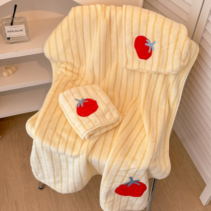 Trojdielny kúpeľný set s pokrývkou na sušenie vlasov; absorbentný, rýchloschnúci, zhustený (Coral fleece, 350 g, Warp knitting, Embroidery)