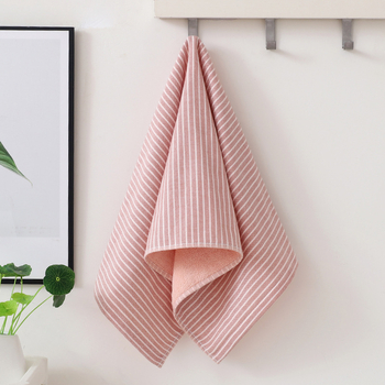 100% pamut törölközők készlet: arc- és fürdő törölközők csíkos mintával, 32s fonal, szegélyvarrás, tömeg 100–120 g