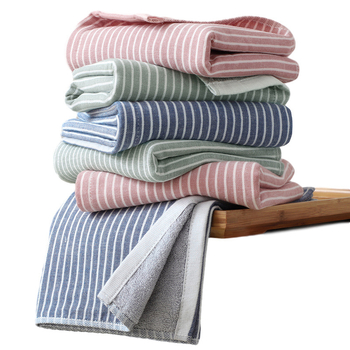 100% pamut törölközők készlet: arc- és fürdő törölközők csíkos mintával, 32s fonal, szegélyvarrás, tömeg 100–120 g