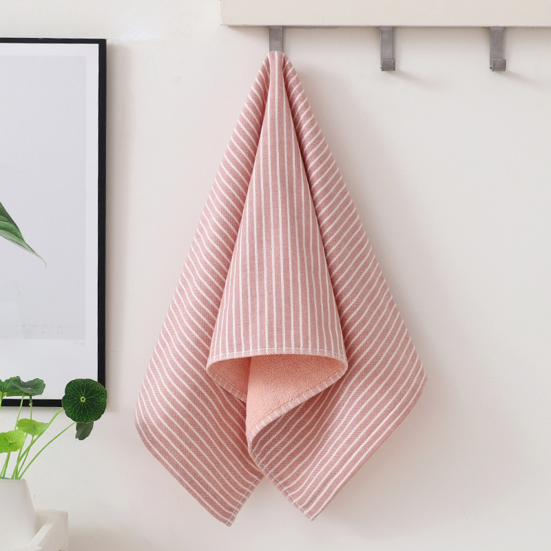 100% pamut törölközők készlet: arc- és fürdő törölközők csíkos mintával, 32s fonal, szegélyvarrás, tömeg 100–120 g